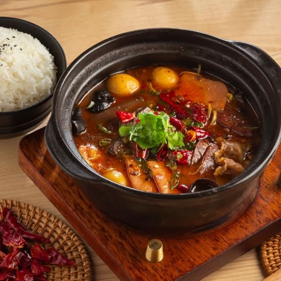 油泼毛血旺砂锅饭 Chongqing Spicy Clay Pot With Rice